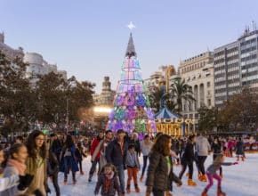 ¿A qué hora se encienden hoy las luces de Navidad en Valencia?