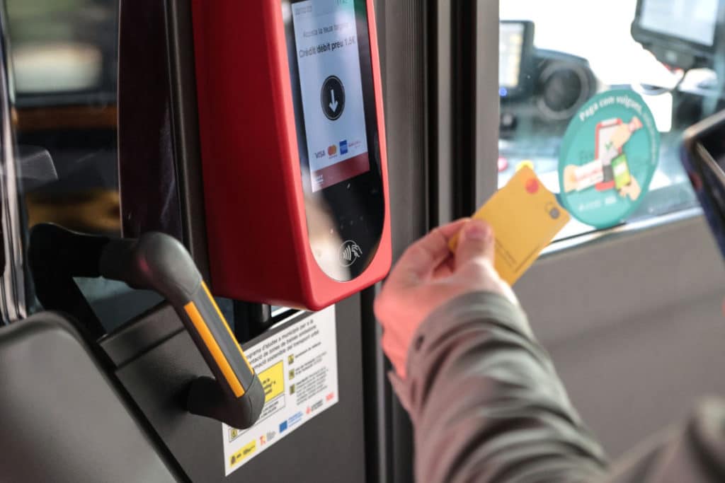 Los autobuses de Valencia ya permiten pagar con tarjeta y móvil