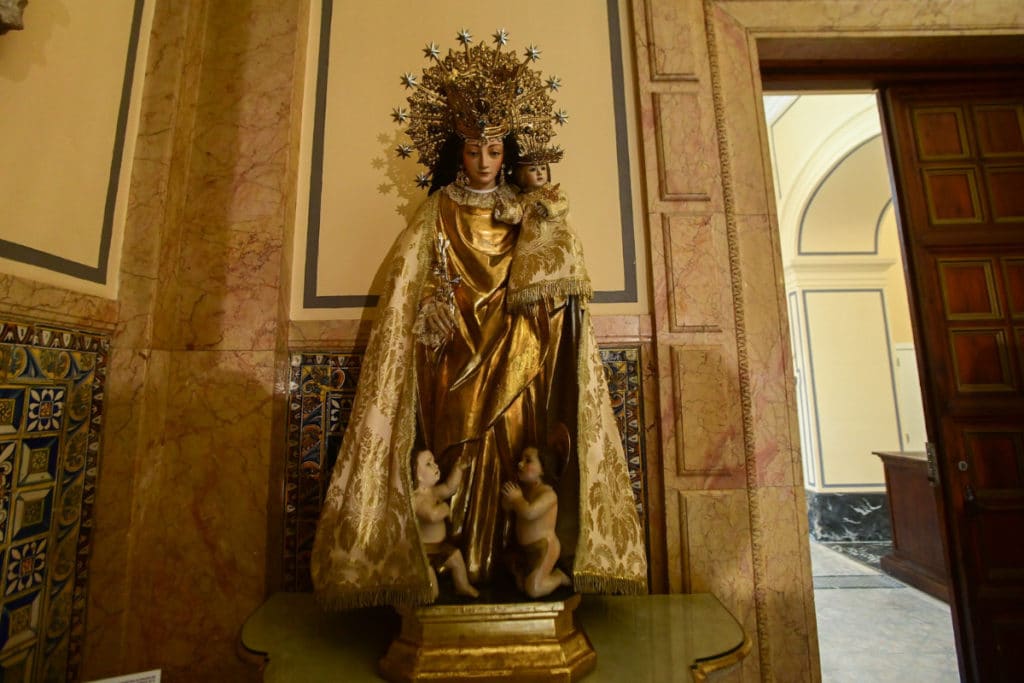 La Virgen de los Desamparados ya se puede ver en el Ayuntamiento de Valencia