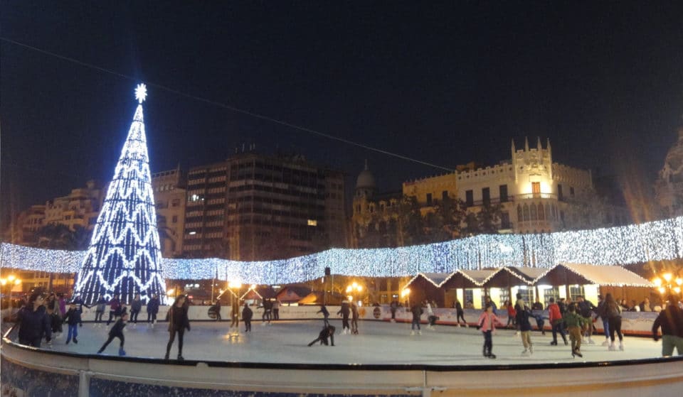 Vuelve la pista de hielo de Navidad y el carrusel al centro de Valencia